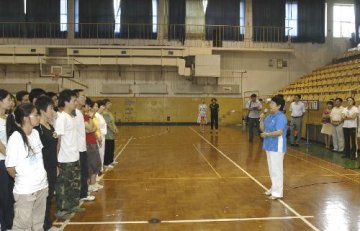岳素兰副校长看望参加奥运会一周年庆典太极拳表演的医学部师生