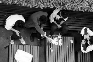 深圳中学生聚集闹市广场嗑药水随处小便