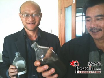 新疆60余尘肺病患者洗肺 一工人洗出48瓶黑水