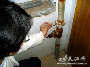 居民家中废弃水管无故发烫可点燃香烟