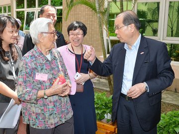 张建宗探访深圳护老院