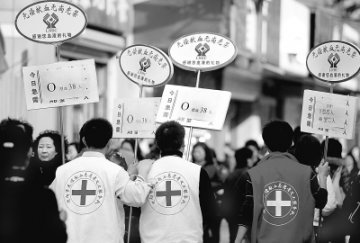 沈阳血库频频告急 义工宣传无偿献血