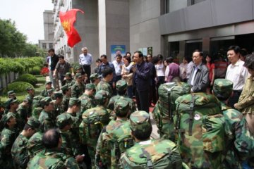 第七批抗震救灾防病应急队共70名队员出发