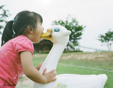 摄影师拍女儿嘟嘴亲吻传递温暖
