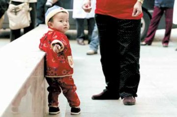 经1个多月康复治疗 3腿宝宝变身漂亮女孩出院