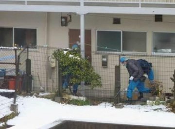 日本新生男婴雪天被遗弃全身赤裸