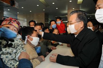 温家宝在北京儿童医院看望甲流患者