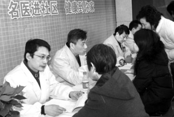图片新闻 上海：专家下社区服务群众