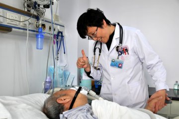 第二炮兵总医院王英：RICU里燃起真爱的火焰