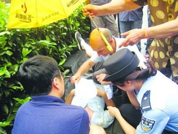 南京老人晕倒路边 外国医生游客为其做人工呼吸