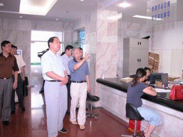 浙江省委副书记、省纪委书记周国富要求省食品药品监管局：加强食品药品监管 僵化对监管者的监督
