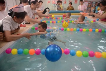 太原市妇幼保健院：迎六一举办婴幼儿游泳比赛