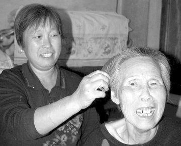儿媳无怨无悔伺候瘫痪婆婆7年