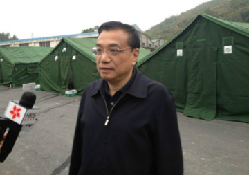 李克强清晨在帐篷外接受采访声音沙哑：救人第一