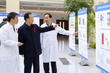 温家宝总理到性艾中心考察艾防工作