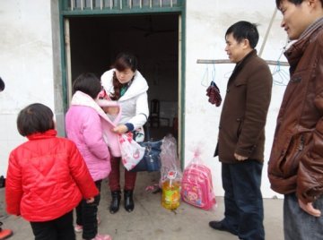市六医院团委开展关爱农民工子女志愿服务活动