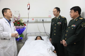 保洁员制止乱贴野广告被刺 西京“天使”齐携手成功施救