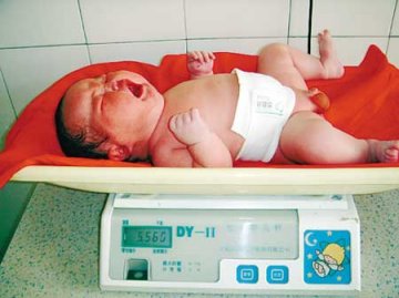 沈阳39岁高龄孕妇产下11斤男婴