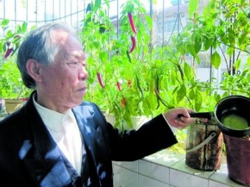 79岁老汉每日按摩睾丸1小时 仍与老伴过性生活