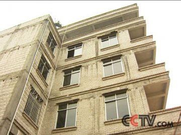 鬼楼午夜怪声 化粪池现鱼形怪物