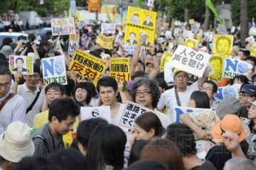 日本数万人包围首相官邸反对重启核电站