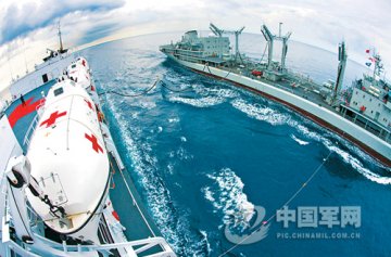 我国“和平方舟”号医院船成功实施首次远洋补给