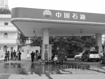 德阳：一男子因吸毒产生幻觉 想在加油站自焚