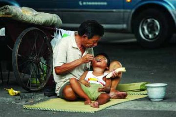 老汉救患病弃婴妻离子散成乞丐