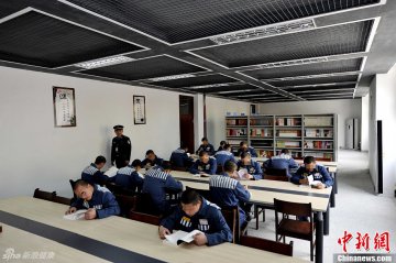 8、民警在为服刑人员进行心理疏导