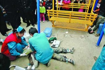 八岁男孩玩摇椅折断脖子身亡组图