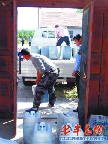 黑作坊抽地下水加多种添加剂制作调料出售