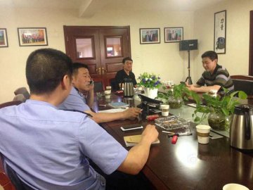 南京一家医院门前患者与医生互相举牌抗议