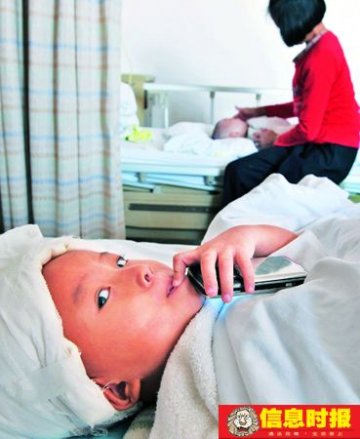 三岁男孩拖着血脚印回家报信救妹妹