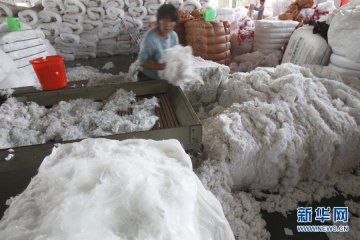 工人在制作假冒伪劣床上用品