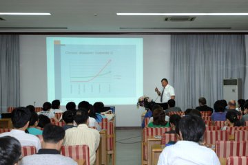 挪威卫生大臣率团访问我部并作演讲