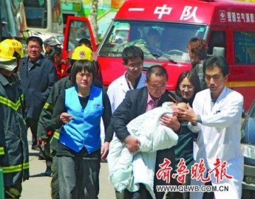 男童吃饭时不慎摔倒 筷子从左眼插入颅内
