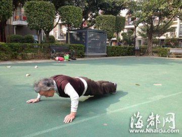 八旬篮球奶奶投篮命中率70% 20分钟做150俯卧撑