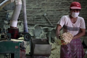 广西工厂使用违禁化学品亮白竹筷 揭亮白黑幕