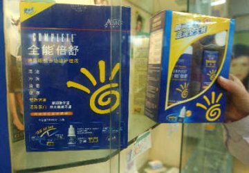 被疑致失明 眼力健一款隐形眼镜护理液被召回