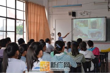 云南泸西公安局深入学校开展禁毒防艾宣传活动
