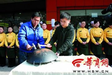 顾客就餐吃出老鼠 老板当众砸锅道歉