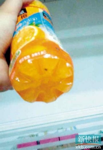 可口可乐未开封果粒橙中现不明物体 坚称是果皮