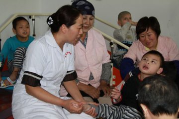 一师医院长年坚持不懈地开展“帮助身边残疾儿童，让爱心照亮未来”活动