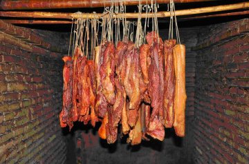 穗警捣毁毒熏肉工场
