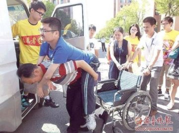 少年患进行性肌肉萎缩11年考上大学