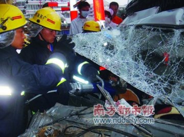 6人坐面包车遇车祸三死两伤 熟睡女童毫发无伤