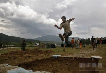 趣图：印度征兵体检项目