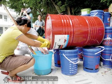 南宁一学校球场粉刷涂料 38名学生被熏入院
