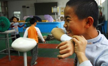 举重的孩子：杠铃下的沉重人生