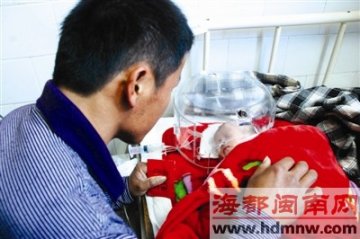 女婴患破伤风被弃江边 村民抱起并送医救治